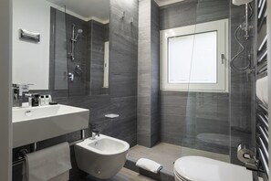 Superior Apartment (passeggiata di Ripetta 25) | 浴室 | 獨立浴缸和淋浴設備、免費盥洗用品、吹風機、拖鞋