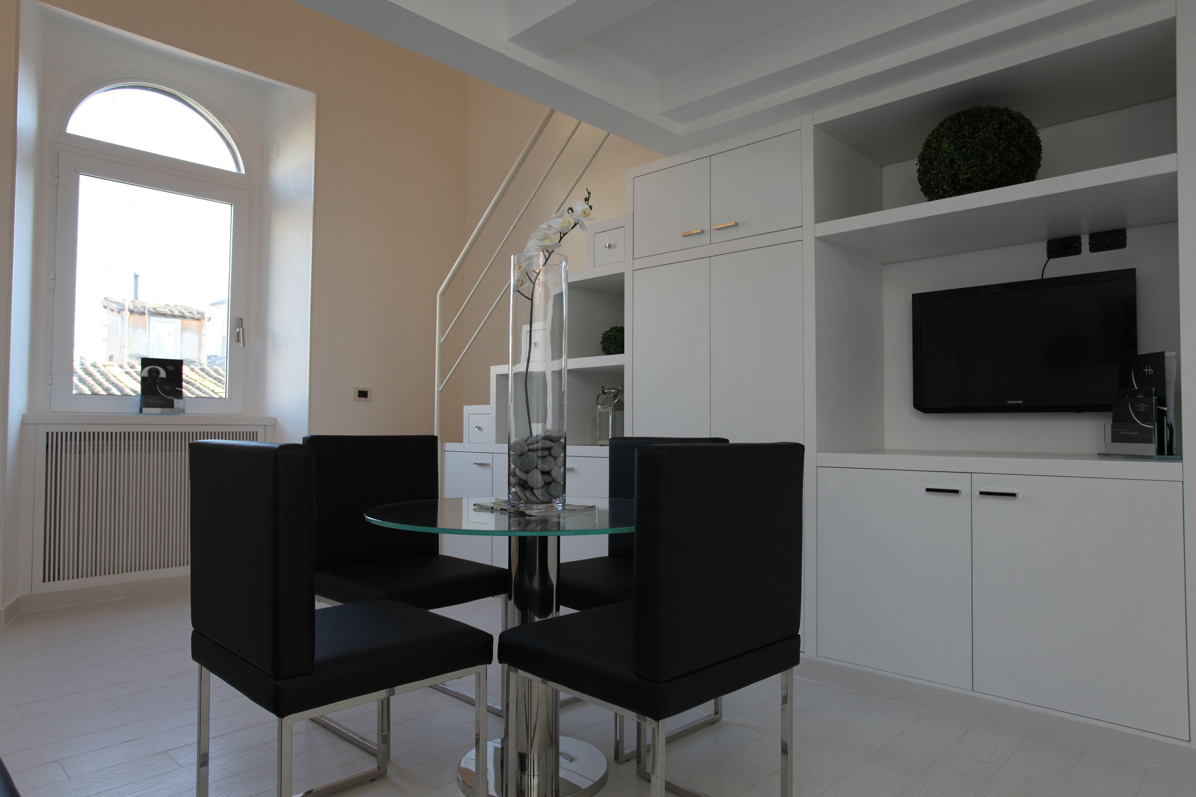 Luxury-Apartment (via Angelo Brunetti 24) | Wohnbereich | 32-Zoll-Flachbildfernseher mit Satellitenempfang, Fernseher