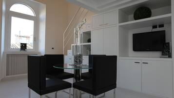 Luxury-Apartment (via Angelo Brunetti 24) | Wohnbereich | 32-Zoll-Flachbildfernseher mit Satellitenempfang, Fernseher