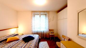 Apartment, 1 Bedroom | Meja, Wi-fi percuma, cadar katil