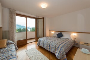 Escritorio, wifi gratis y ropa de cama 
