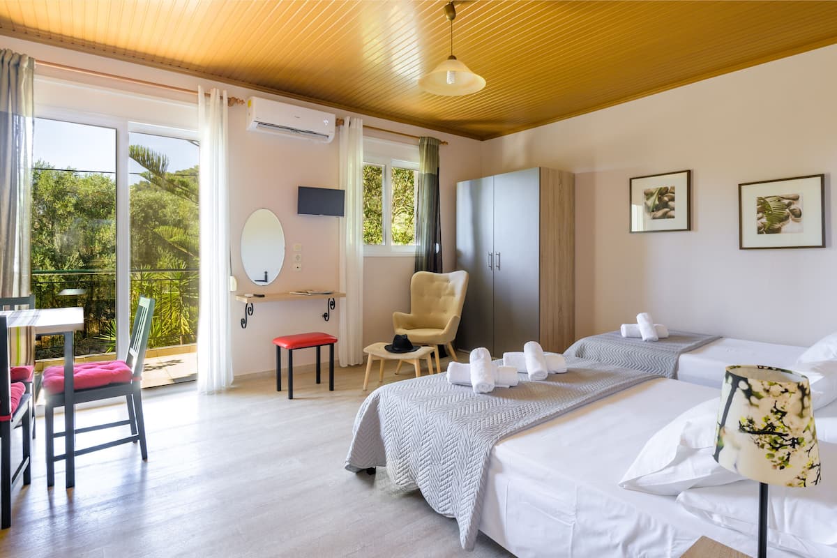 Standaard driepersoonskamer, 1 slaapkamer, uitzicht op tuin | Luxe beddengoed, pillowtop-bedden, een kluis op de kamer, een bureau