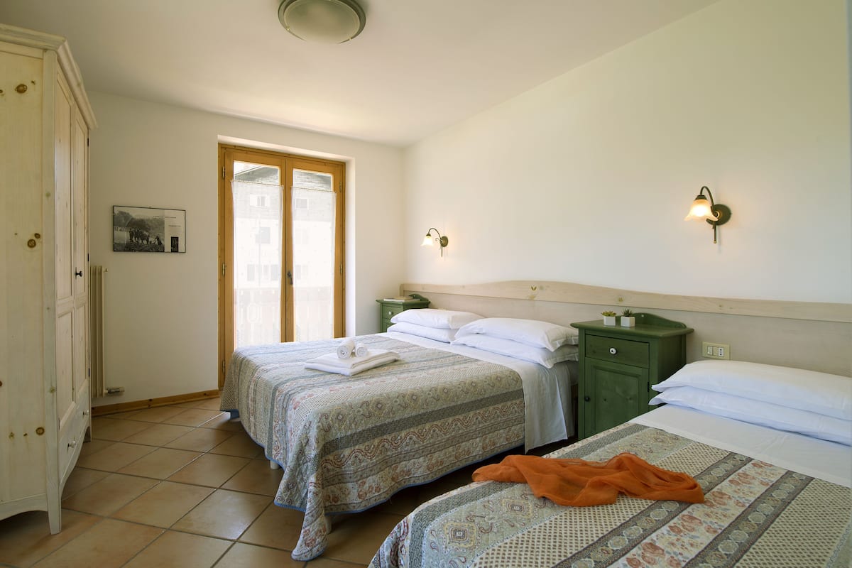 Appartement, 1 slaapkamer, uitzicht op meer (5 adults) | 1 slaapkamer, een kluis op de kamer, verduisterende gordijnen