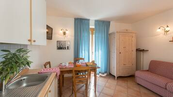 Studio | 1 bedroom, in-room safe, blackout curtains, free WiFi