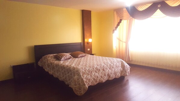 Business Suite, Hot Tub | Iron/ironing board, free WiFi, bed sheets