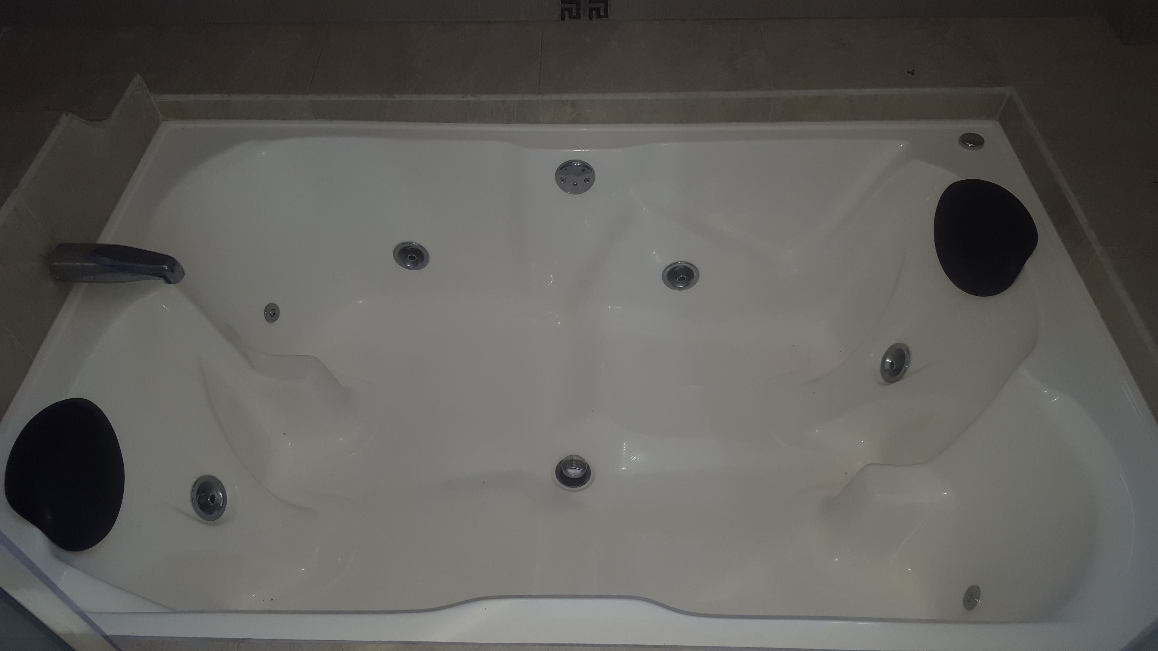 Jetted tub