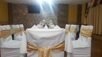 Se sirven desayunos, comidas, cenas y cocina regional