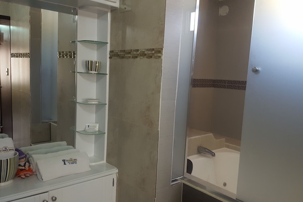 Business Suite, Hot Tub | Bathroom