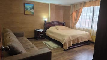 Habitación ejecutiva, 1 cama Queen size, en edificio contiguo | Caja de seguridad en la habitación y tabla de planchar con plancha