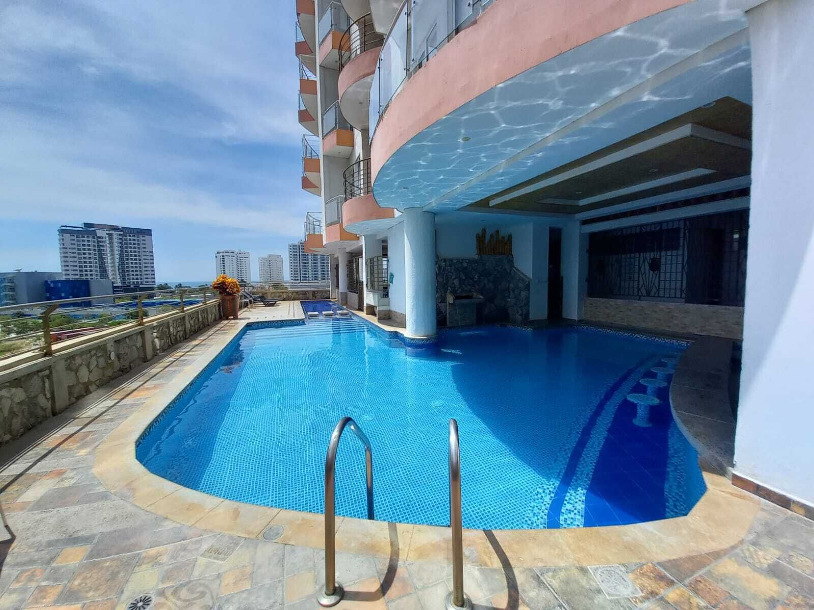 Une piscine sur le toit offrant une vue dégagée sur les gratte-ciel de la ville.