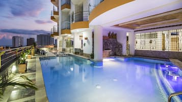 Piscina all'aperto, ombrelloni da piscina, lettini