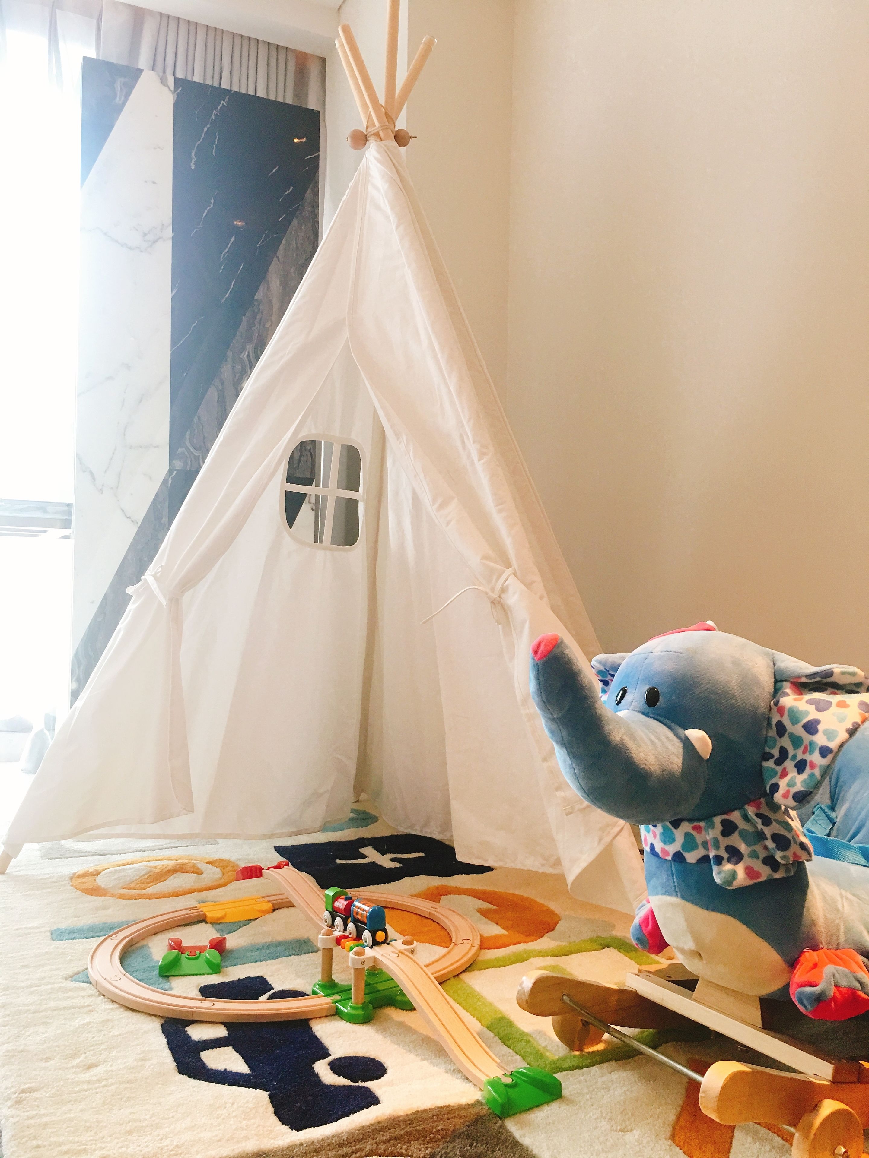 Deluxe kamer | Luxe beddengoed, een minibar, een kluis op de kamer