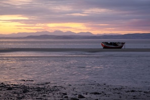 Beach nearby - The Auckland Hotel (Morecambe)