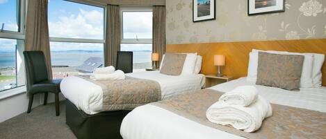 Dobbelt- eller tomannsrom, sjøutsikt | Skrivebord, strykejern/-brett, wi-fi (inkludert) og sengetøy