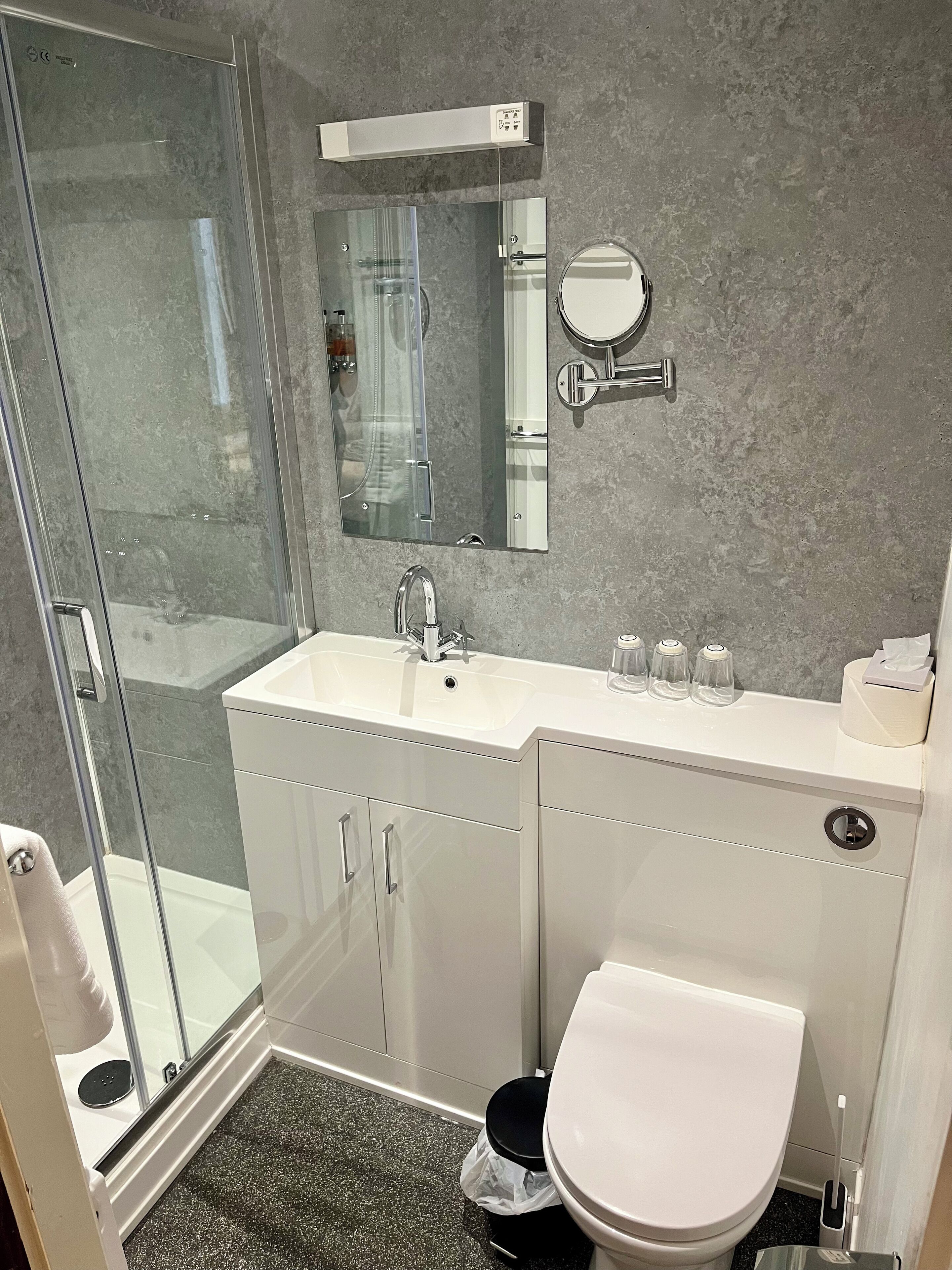 family triple room | bathroom | free toiletries, towels