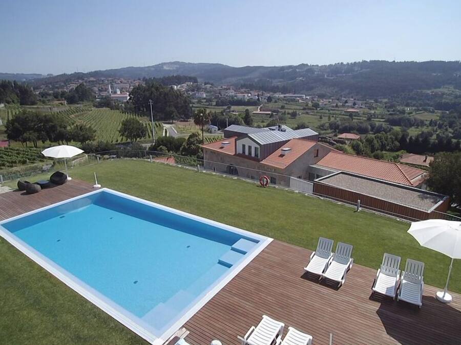 Piscina stagionale all'aperto, ombrelloni da piscina, lettini