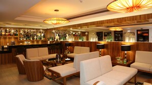 Zona de bar con asientos y barra.