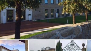 Un edificio de varios pisos con fachada de piedra, ventanas amplias y techo plano.