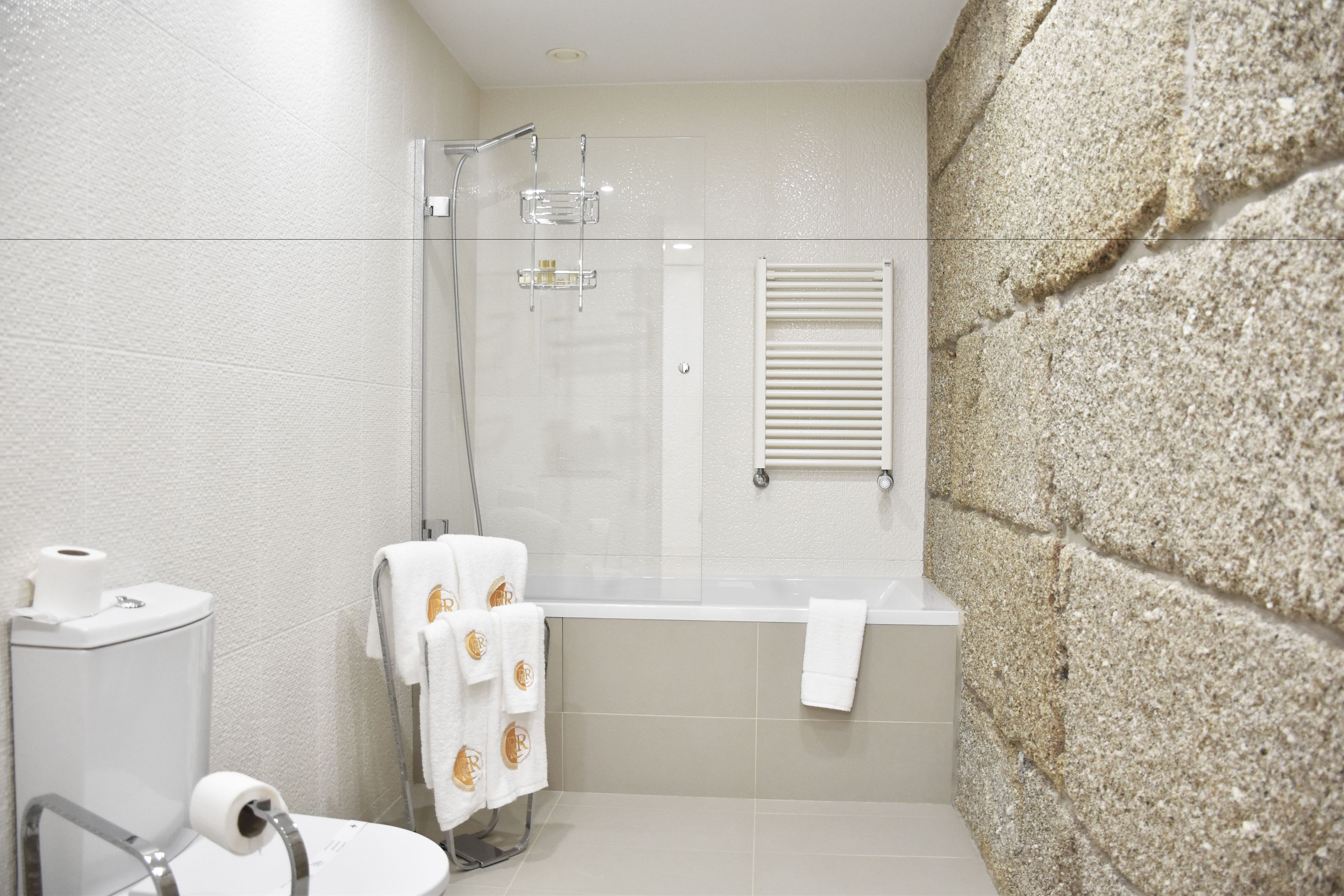 comfort single room | bathroom | free toiletries, hair dryer, bathrobes, bidet