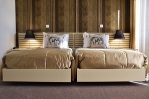 A double bed with a headboard, two bedside lamps, and two pillows with elephant designs. - Hotel Rural Quinta das Quintães (Penafiel)