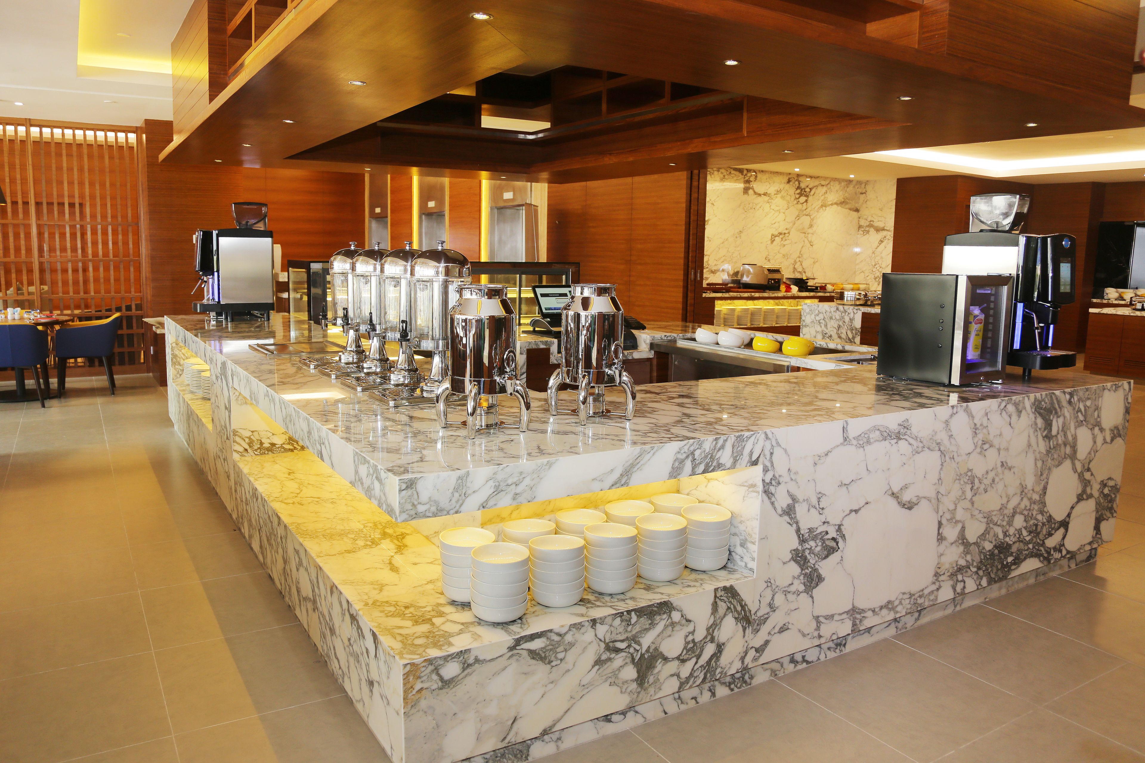 breakfast, lunch served; international cuisine, al fresco dining