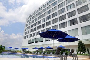Outdoor pool, pool umbrellas, sun loungers - Novotel Taiping Perak (Taiping)