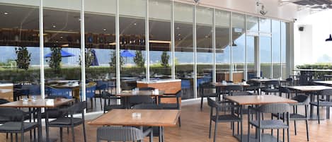 Se sirven desayunos y almuerzos, restaurante con mesas al aire libre