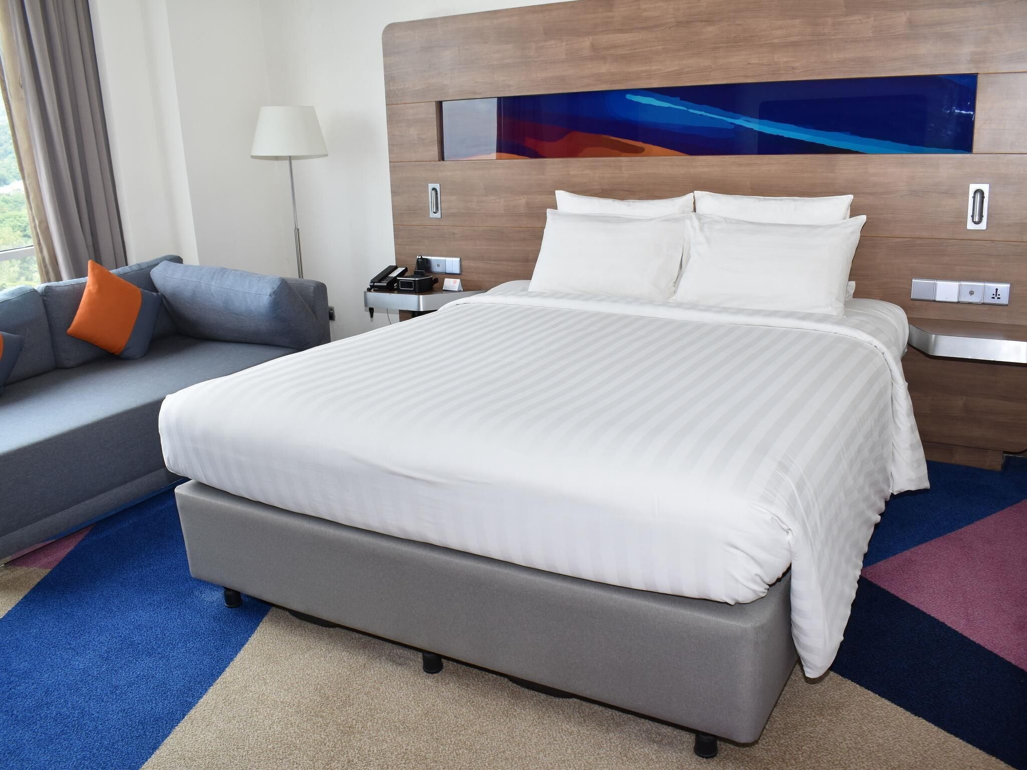 Premier Suite, 1 King Bed | Minibar, in-room safe, desk, laptop workspace