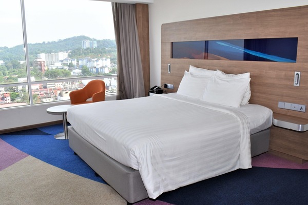 Deluxe Room, 1 King Bed (Grand) | Minibar, in-room safe, desk, laptop workspace