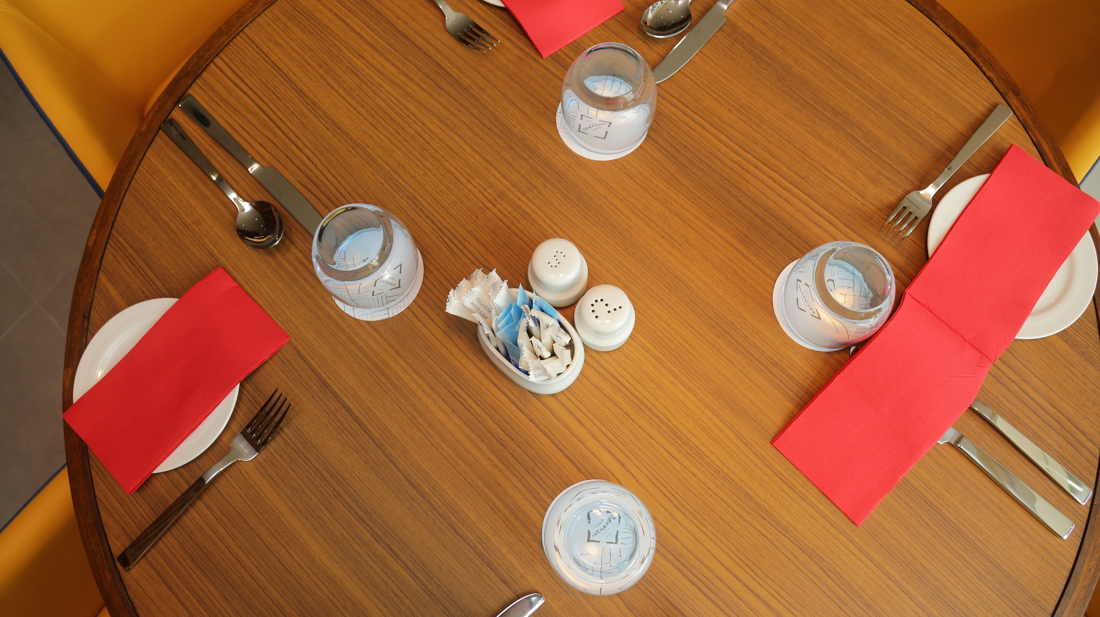 breakfast, lunch served; international cuisine, al fresco dining