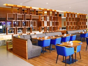 供应早餐、午餐和晚餐，国际美食，室外就餐