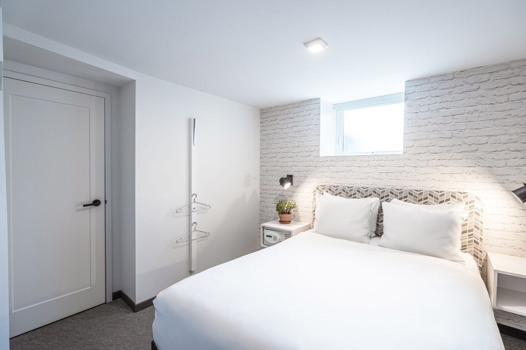 Roupas de cama premium, cofres nos quartos, escrivaninha