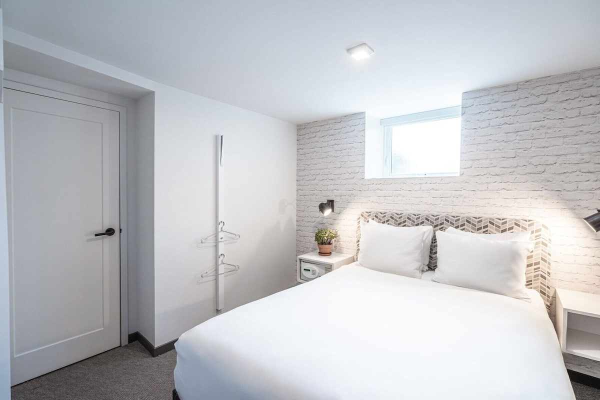 Premium bedding, in-room safe, desk, laptop workspace