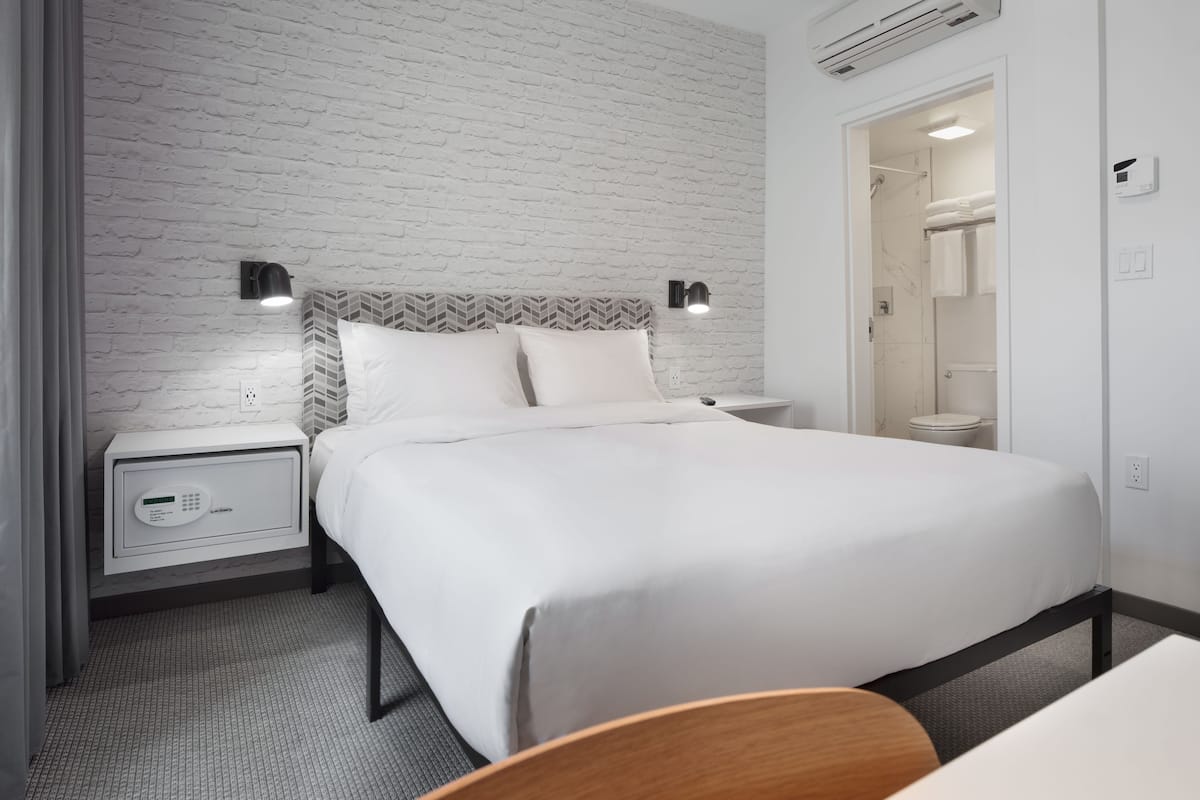 Premium bedding, in-room safe, desk, laptop workspace