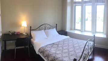 Chambre Confort double, 1 grand lit, salle de bains commune | Bureau, accès au Wi-Fi (inclus), literie fournie