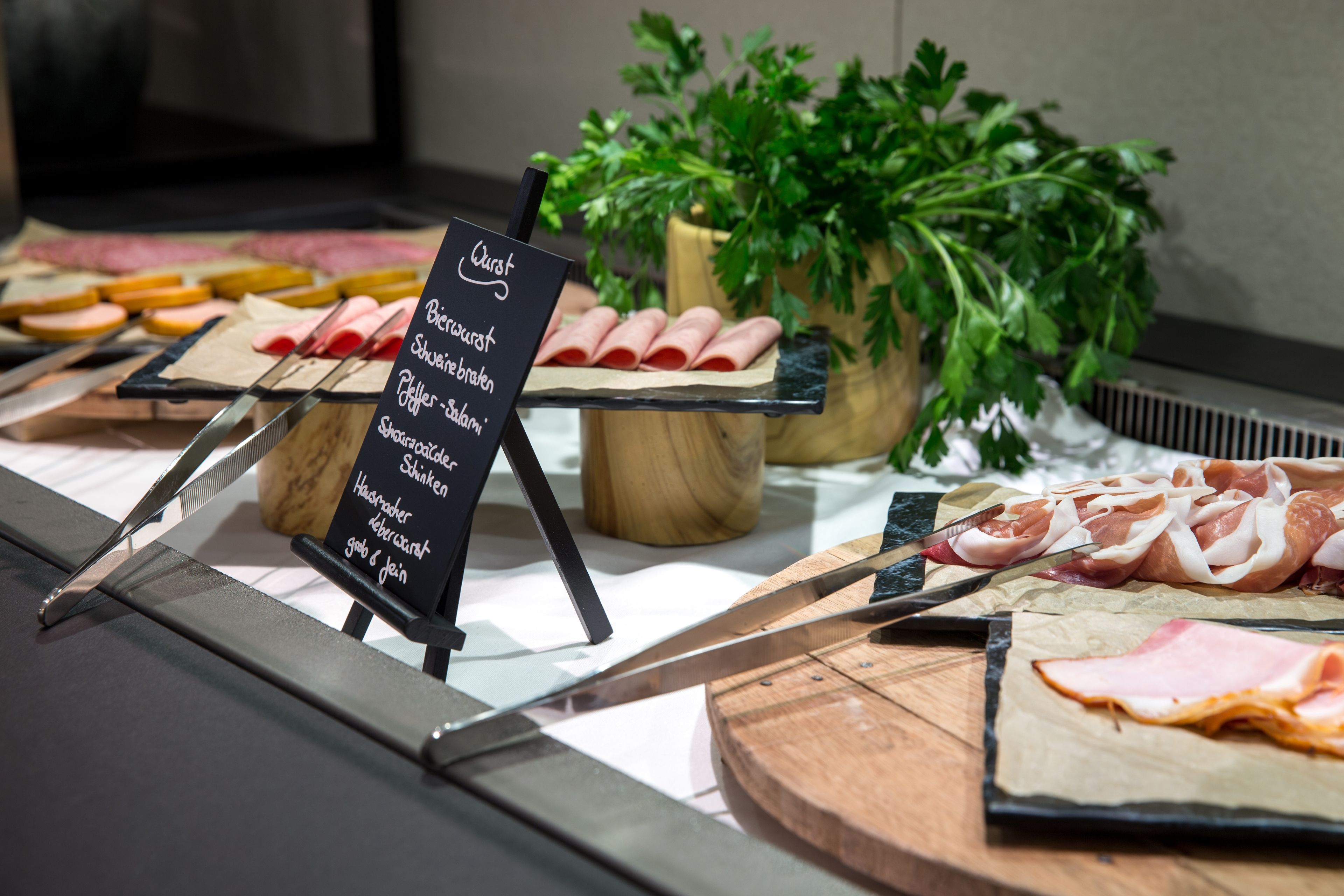Tägliches Frühstücksbuffet gegen Gebühr