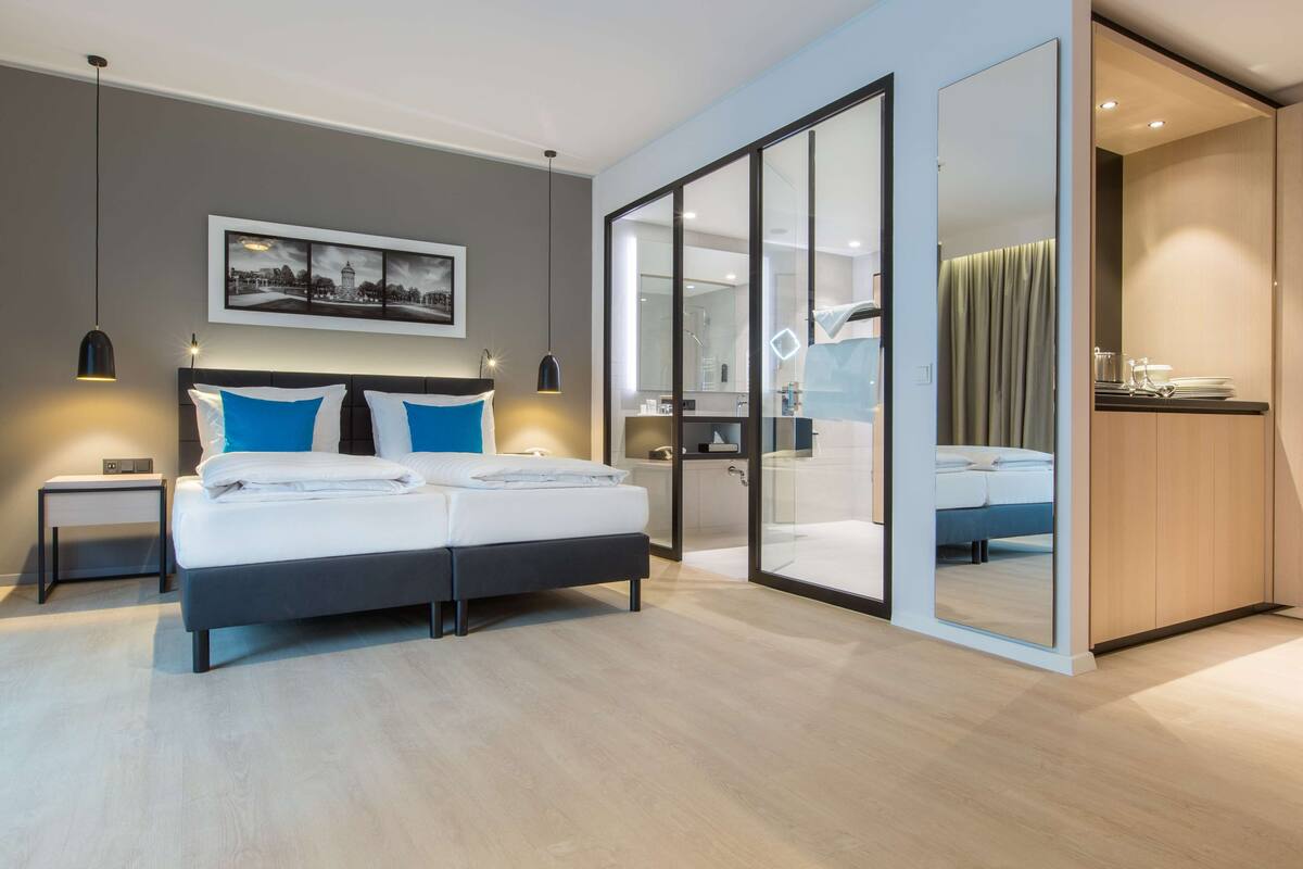 1 bedroom, desk, soundproofing, free cots/infant beds