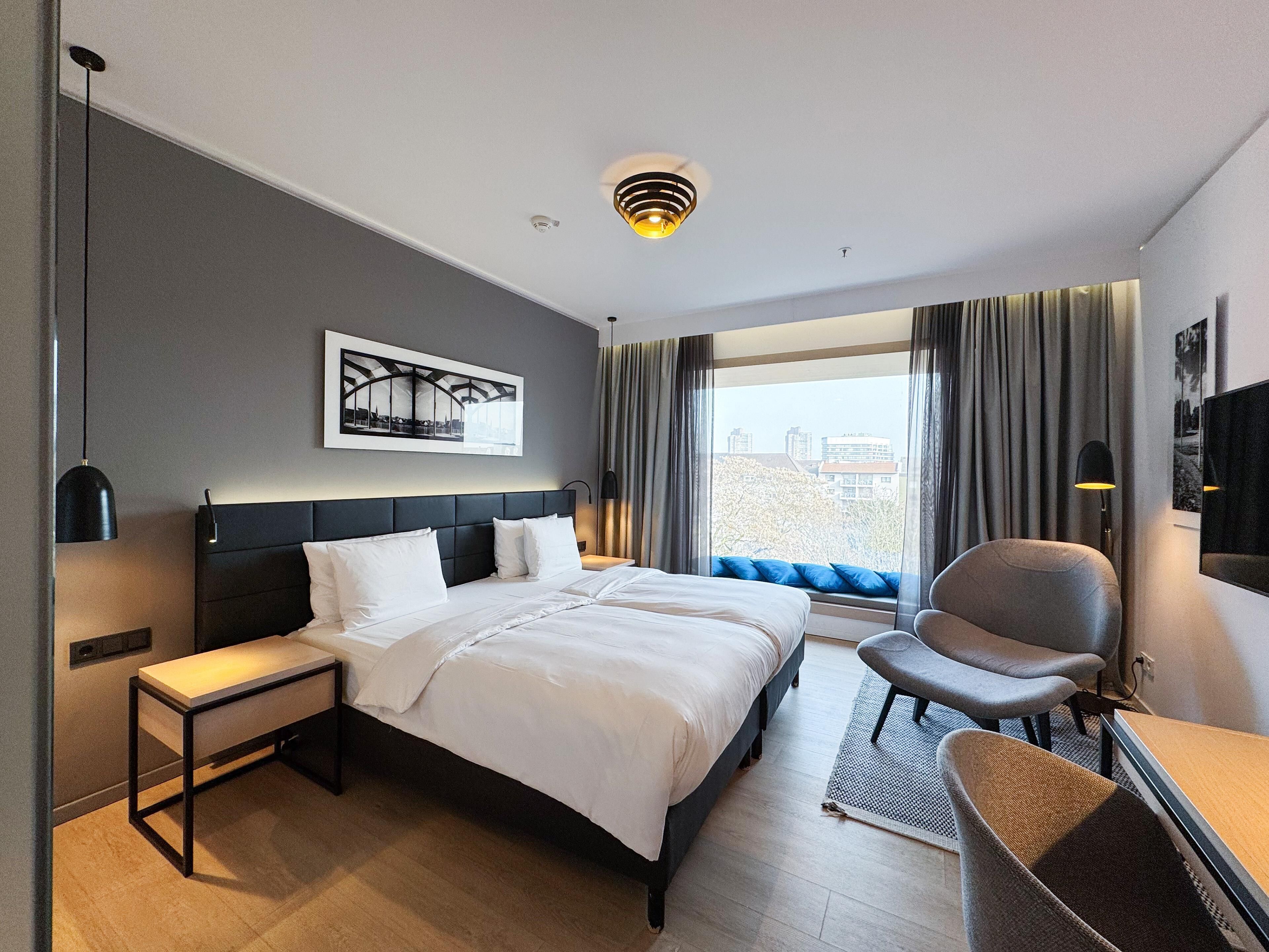 Rom – superior (Bay Window) | Skrivebord, lydisolert, barnesenger (inkludert) og wi-fi (inkludert)