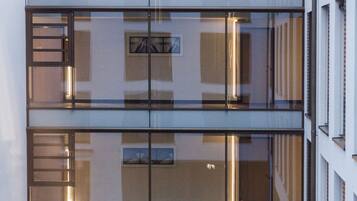 Ein mehrstöckiges Gebäude mit großen Glasfenstern und modernem architektonischen Design.