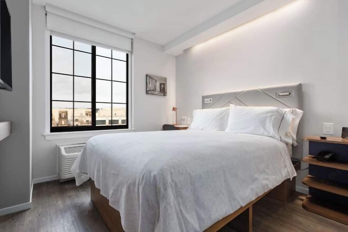 Caja de seguridad en la habitación y escritorio