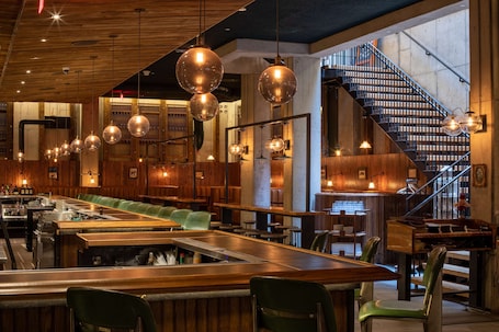 3 bares/lounges, bar na cobertura, bar de coquetéis. Motto by Hilton Washington DC City Center