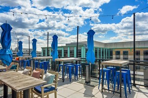 3 间酒吧/酒廊、天台酒吧、鸡尾酒酒吧