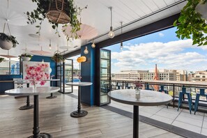 3 bars/lounges, rooftop bar, cocktail bar - Motto by Hilton Washington DC City Center (Washington)