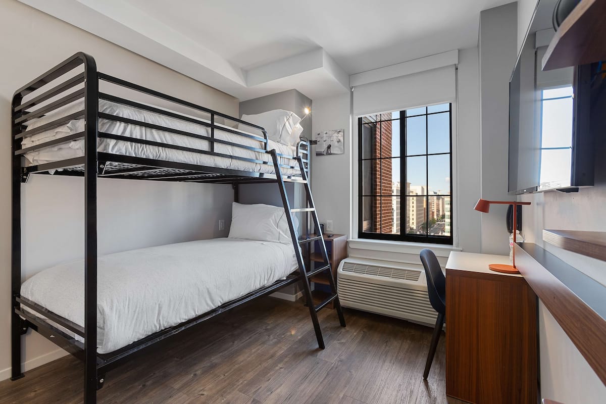 Safe på rommet, skrivebord og skrivebord for bærbar PC