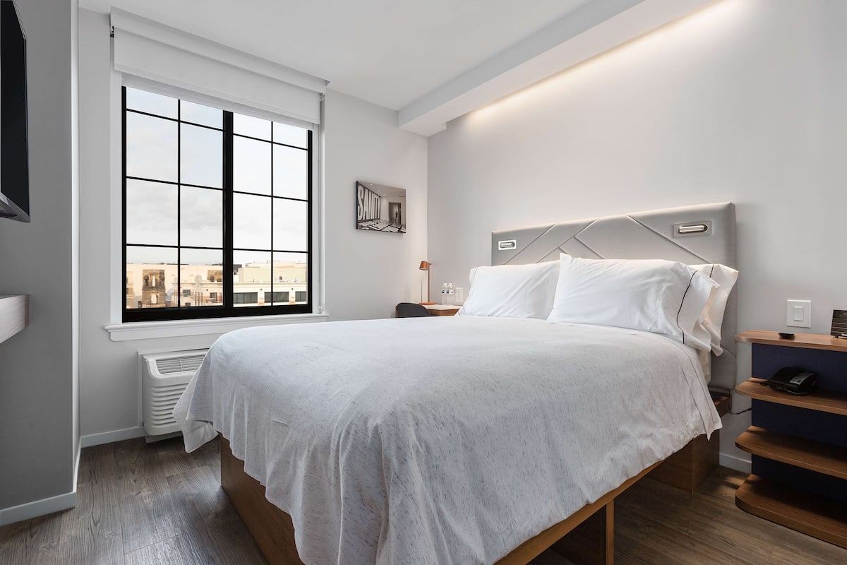 Safe på rommet, skrivebord og skrivebord for bærbar PC