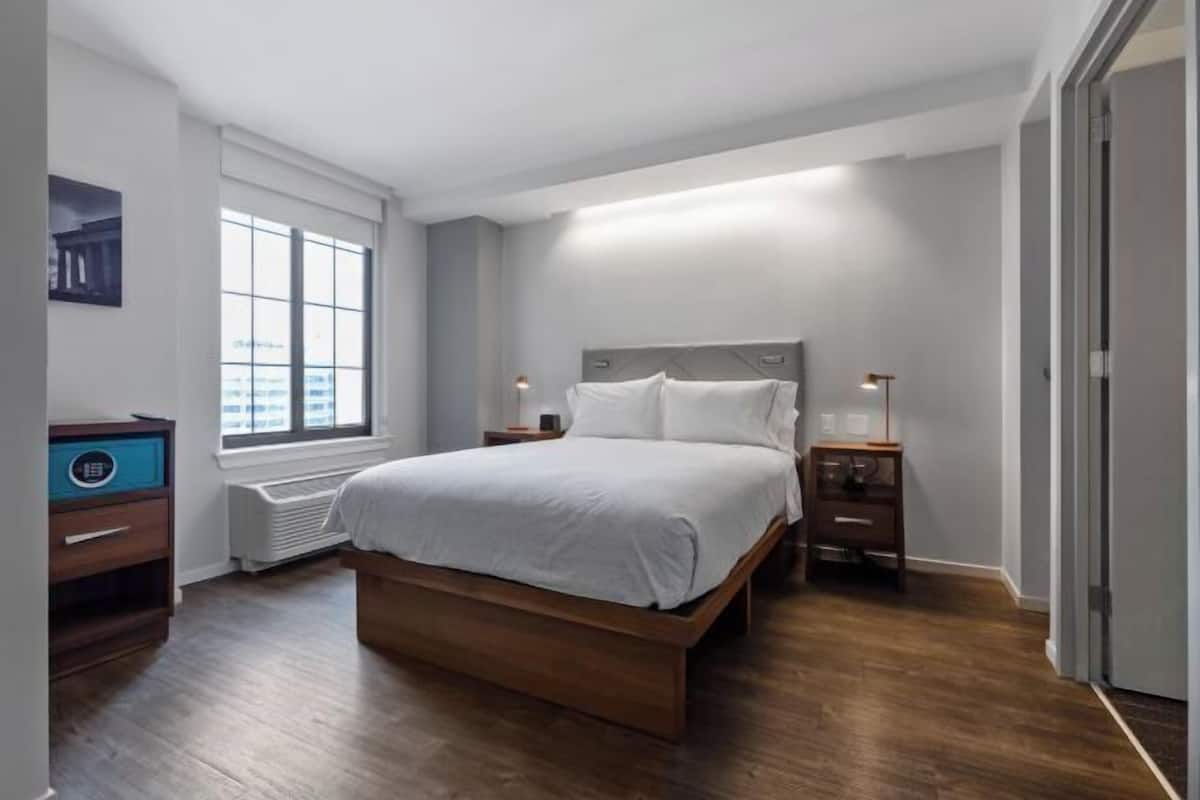 Caja de seguridad en la habitación y escritorio