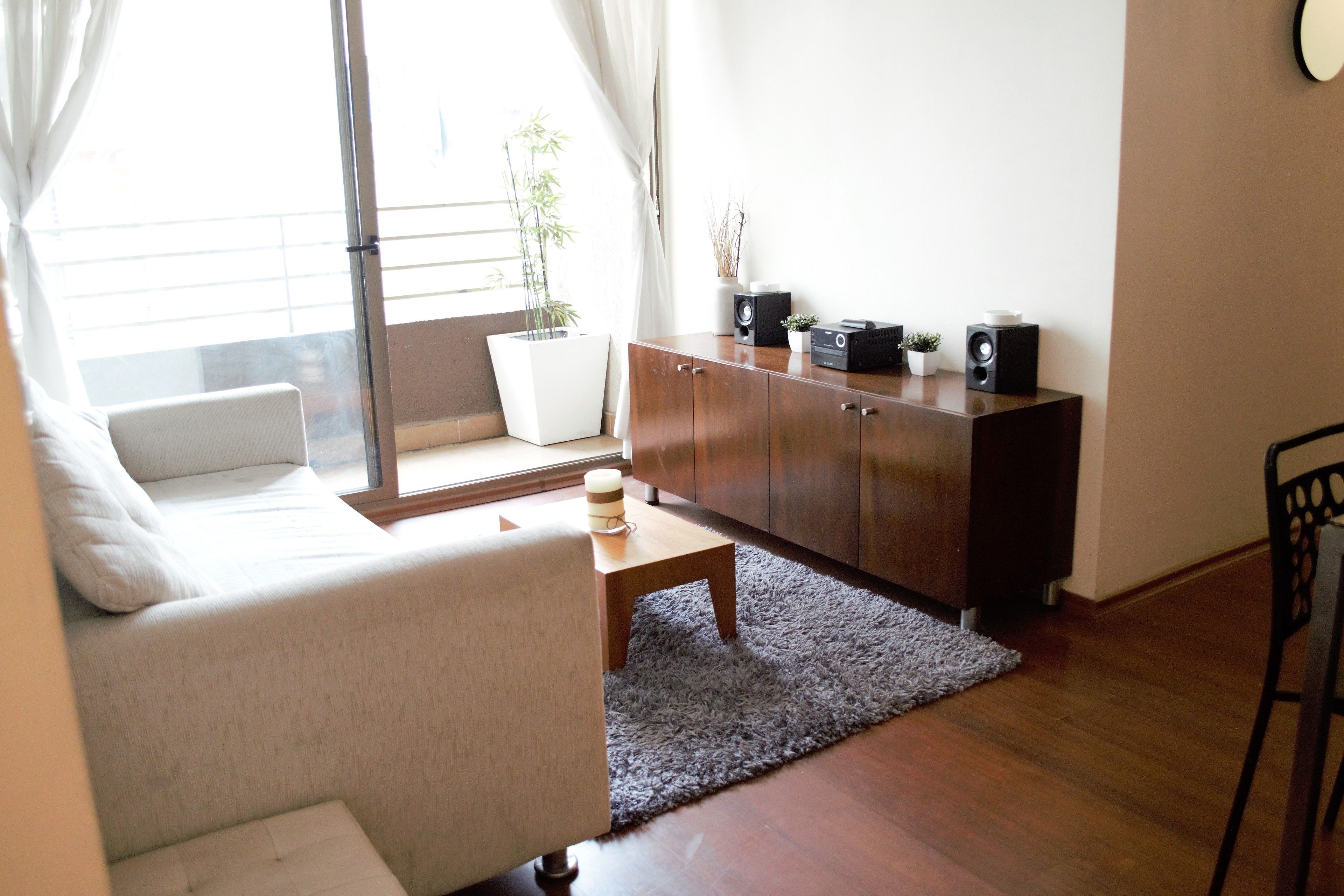 Appartement Standard, 2 chambres, accessible aux personnes à mobilité réduite, vue ville | Salle de séjour | Télévision à écran plat de 32 pouces avec chaînes par câble, télévision