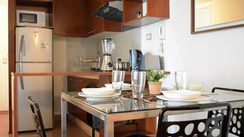 Departamento estándar, 2 habitaciones, con acceso para personas discapacitadas, vista a la ciudad | Servicio a la habitación