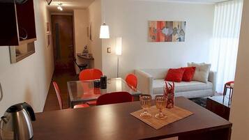 Appartement Standard, 2 chambres, accessible aux personnes à mobilité réduite, vue ville | Salle de séjour | Télévision à écran plat de 32 pouces avec chaînes par câble, télévision