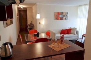 Apartamento standard, 2 quartos, acessível, vista para a cidade | Sala de estar | TV de tela plana 32 polegadas com canais a cabo, TV